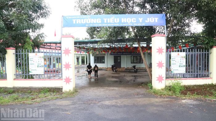 Tuy nhiên, tại buôn Đrang Phốk nằm ở vùng lõi Vườn Quốc gia Yok Đôn cách trường chính 20km vẫn còn 27 học sinh lớp 1, 2, 3 tiếp tục học tập tại điểm trường của Trường tiểu học Y Jut (cũ). (Ảnh: CÔNG LÝ)