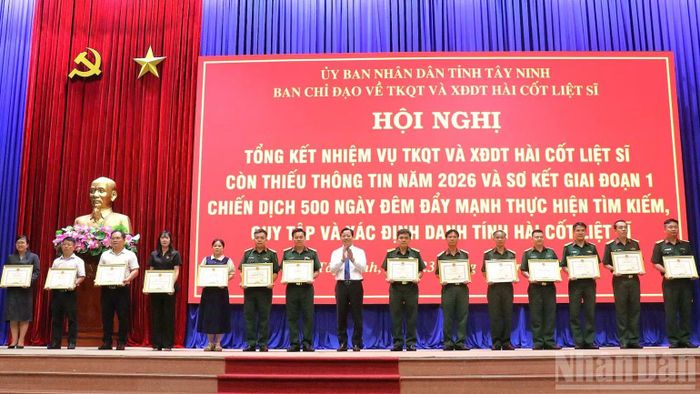 Lãnh đạo tỉnh Tây Ninh tặng bằng khen cho 14 tập thể. (Ảnh: THANH PHONG)