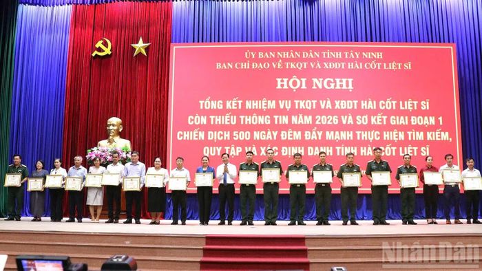 Lãnh đạo tỉnh Tây Ninh tặng bằng khen cho 20 cá nhân. (Ảnh: THANH PHONG)