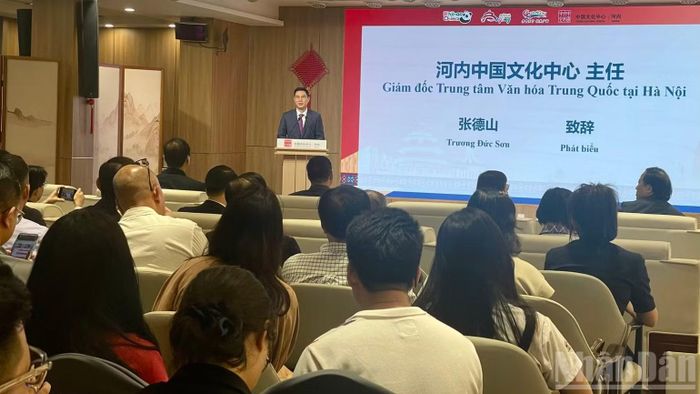 Giám đốc Trung tâm Văn hóa Trung Quốc tại Hà Nội Trương Đức Sơn phát biểu. (Ảnh: NGỌC LIÊN)