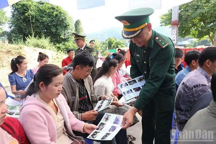 Bộ đội Biên phòng tỉnh Điện Biên tuyên truyền pháp luật đến nhân dân biên giới Việt Nam-Lào. (Ảnh: LÊ LAN)