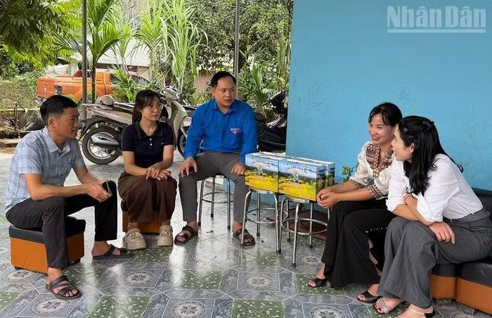 Cán bộ xã Nậm Kè, tỉnh Điện Biên lắng nghe nguyện vọng của người dân bản Phiêng Vai trong bảo tồn, phát triển văn hóa truyền thống của dân tộc. (Ảnh: LÊ LAN)