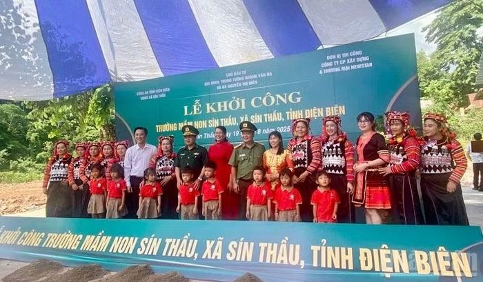 Chung tay giúp người dân biên giới, Công an tỉnh Điện Biên đã kết nối các nhà hảo tâm xây dựng Trường Mầm non tặng học sinh xã biên giới Sín Thầu. (Ảnh: LÊ LAN)