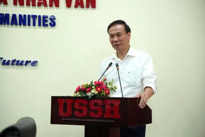 Giáo sư, Tiến sĩ Nguyễn Quý Thanh trình bày tham luận “Tái thiết hệ hình xã hội học trong kỷ nguyên AI và không gian lai”. (Ảnh: USSH)