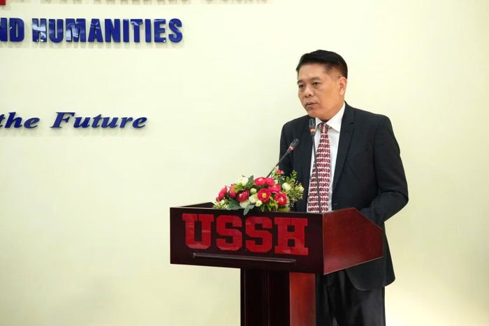 Phó Giáo sư, Tiến sĩ Bùi Thành Nam, Phó Bí thư Đảng ủy, Phó Hiệu trưởng Thường trực Trường đại học Khoa học Xã hội và Nhân văn, Đại học Quốc gia Hà Nội phát biểu chào mừng hội thảo. (Ảnh: USSH)