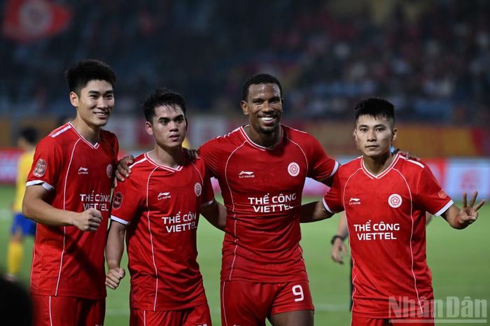 Các cầu thủ Thể Công Viettel ăn mừng bàn thắng.