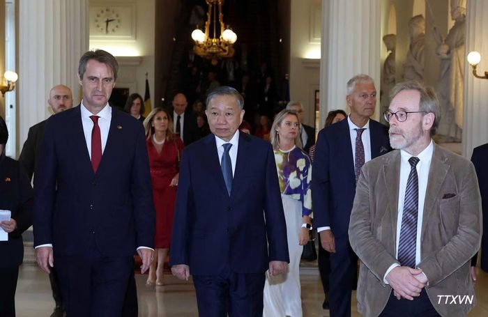 Tổng Bí thư, Chủ tịch nước Tô Lâm cùng Chủ tịch Hạ viện Peter De Roover (bên phải) và Chủ tịch Thượng viện Vincent Blondel (bên trái). (Ảnh: Thống Nhất/TTXVN)