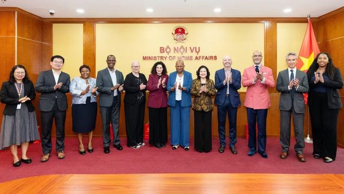 Thứ trưởng Nguyễn Thị Hà và Đoàn công tác của Ủy ban Cố vấn về Giám sát của UN Women chụp ảnh lưu niệm. (Ảnh Moha)