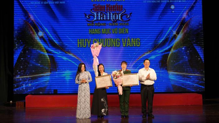 Ban tổ chức tôn vinh 2 tác phẩm xuất sắc nhất tại Liên hoan. (Ảnh: BTC)