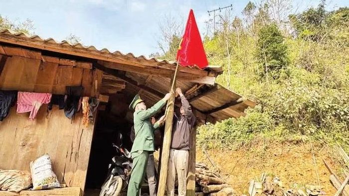 Cán bộ, chiến sĩ Đồn Biên phòng Xuân Trường treo cờ Tổ quốc cùng người dân ở xóm biên giới.