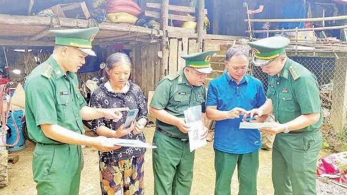 Cán bộ, chiến sĩ Đồn Biên phòng Xuân Trường tuyên truyền về chuyển đổi số cho người dân biên giới.