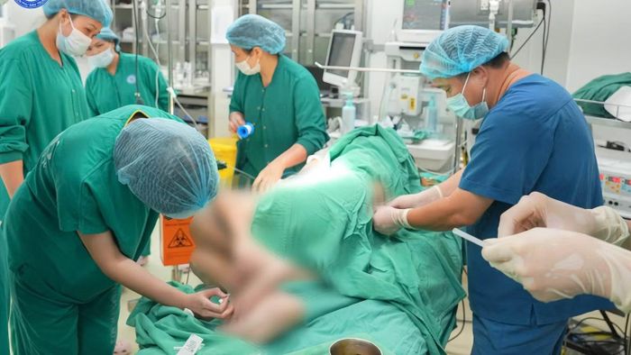 Bác sĩ chuyên khoa II Bạch Minh Thu - Trưởng khoa Gây mê hồi sức cùng ê-kip gây mê cho bệnh nhân trước tình thế cấp bách.