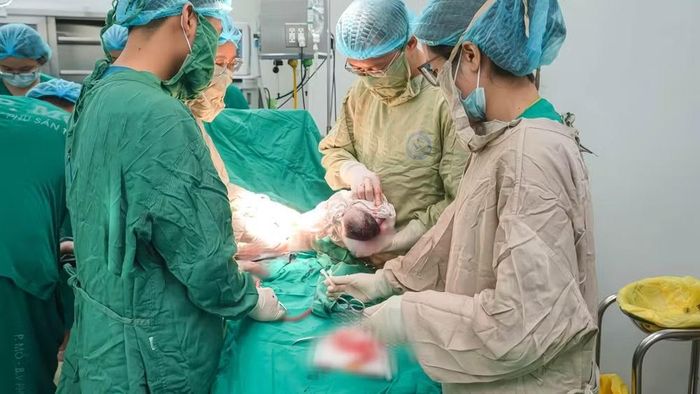 Tiến sĩ, bác sĩ Nguyễn Thái Giang, Phó Trưởng khoa Phụ ung thư trực tiếp phẫu thuật ca mổ lấy thai cho bệnh nhân ung thư vú di căn đa phủ tạng ở tuần thai 34. (Ảnh: BVCC)