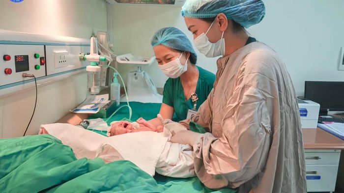 Em bé chào đời ở tuần thai thứ 34, cất tiếng khóc ngay tại phòng mổ và được các bác sĩ sơ sinh tiếp nhận, chăm sóc chuyên sâu.