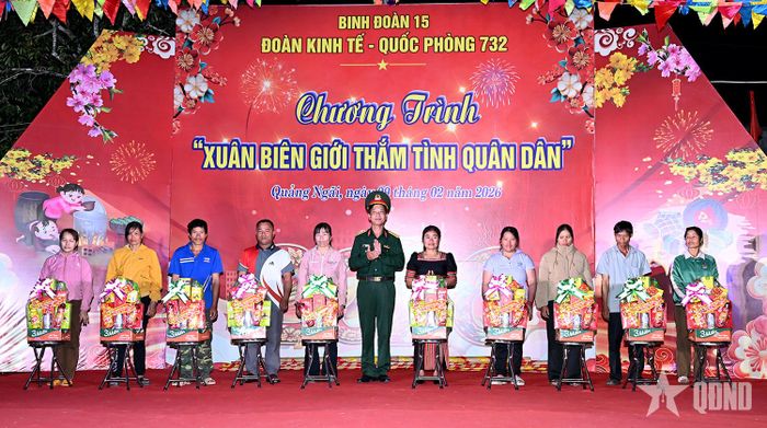 Đại tá Phan Văn Phú, Bí thư Đảng ủy, Phó đoàn trưởng Đoàn Kinh tế-Quốc phòng 732 trao quà tặng người lao động và nhân dân trong Chương trình “Xuân biên giới thắm tình quân dân” năm 2026. Ảnh: NGUYỄN THÚY 