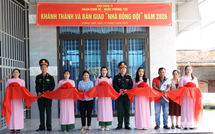 Đoàn Kinh tế-Quốc phòng 732 khánh thành, bàn giao “Nhà đồng đội” tặng người lao động. Ảnh: NGUYỄN THÚY 