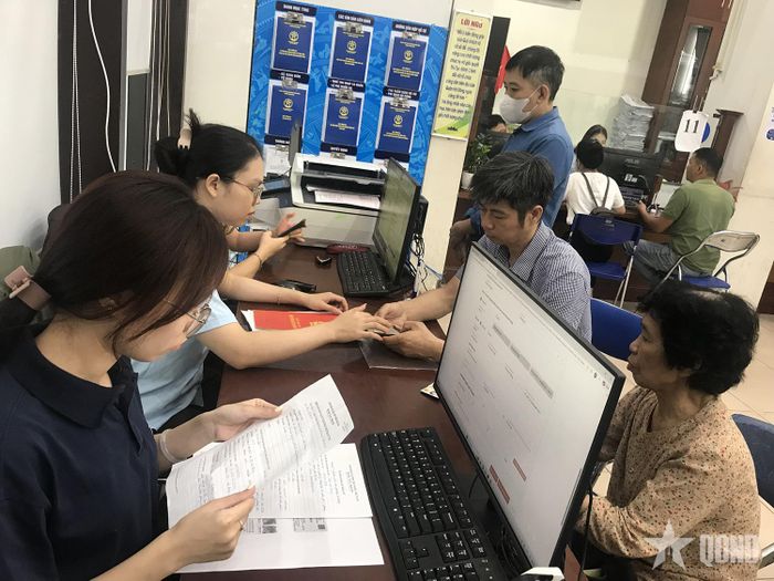 Nhân viên hướng dẫn người dân sử dụng dịch vụ công tại Điểm hỗ trợ dịch vụ công số Hà Đông (số 2 phố Hà Câu, phường Hà Đông, TP Hà Nội).
