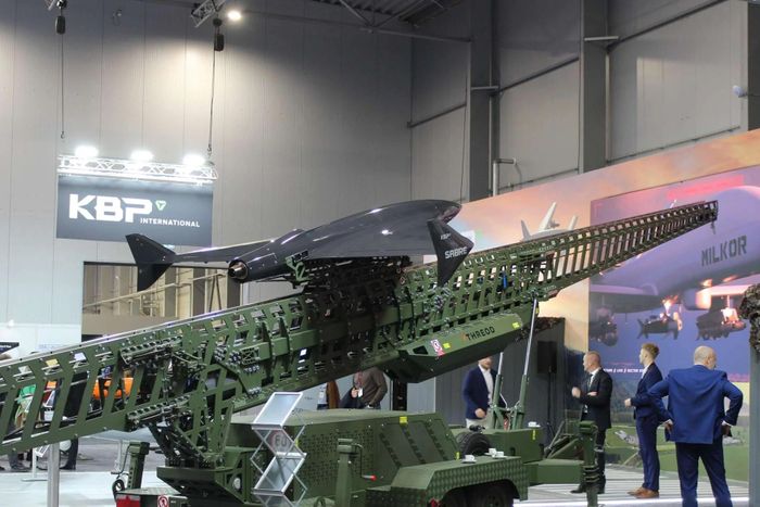  KBP International giới thiệu UAV tấn công tốc độ cao SABRE cùng bệ phóng CATA tại Future Forces 2026. Ảnh: Army Recognition 
