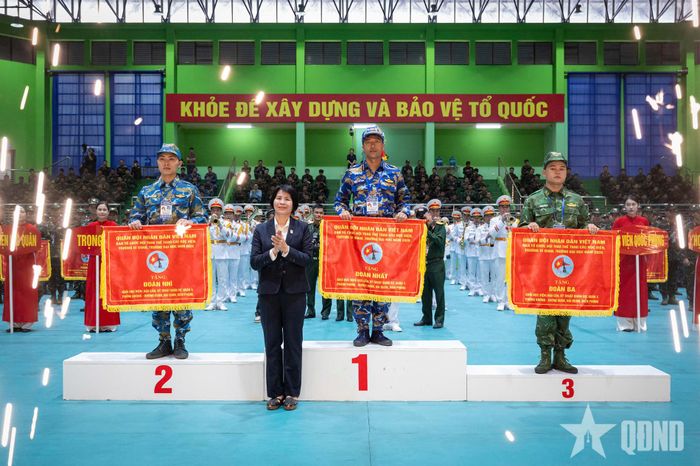 Bà Lê Thị Hoàng Yến, Phó cục trưởng Cục Thể dục thể thao Việt Nam trao thưởng nhất, nhì, ba cho khối 2. Ảnh: VIỆT TRUNG