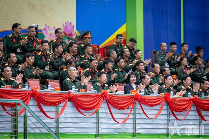 Các đại biểu tham dự bế mạc hội thao. Ảnh: VIỆT TRUNG