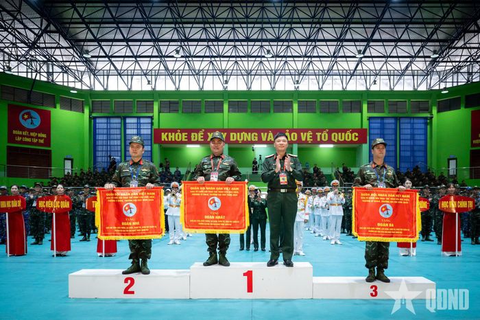 Thiếu tướng Trần Bá Khương, Phó cục trưởng Cục Quân huấn-Nhà trường, Bộ Tổng Tham mưu, Ủy viên Thường trực Ban tổ chức Hội thao trao thưởng nhất, nhì, ba cho khối 1. Ảnh: VIỆT TRUNG