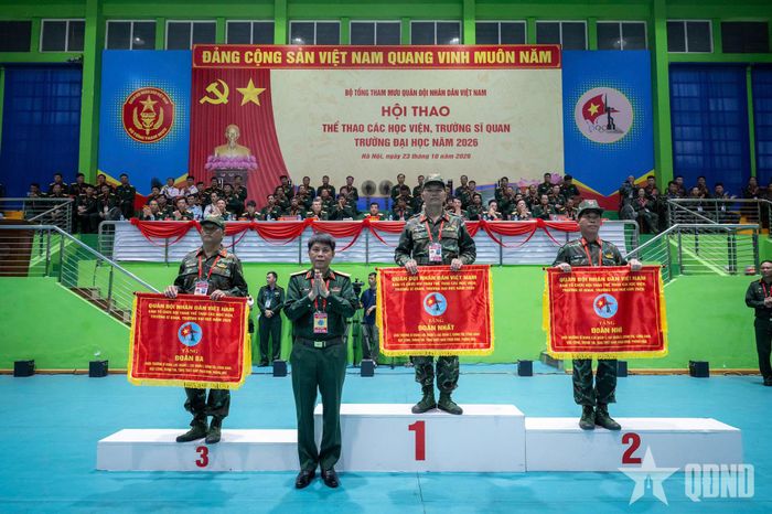 Thiếu tướng Vũ Việt Hùng, Cục trưởng Cục Quân huấn-Nhà trường, Bộ Tổng Tham mưu, Phó trưởng ban tổ chức Hội thao trao thưởng nhất, nhì, ba cho khối 3. Ảnh: VIỆT TRUNG