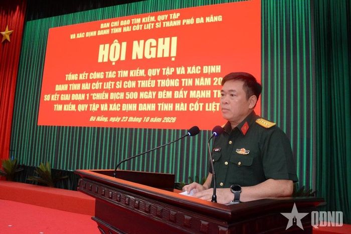 Đại tá Đinh Văn Hưng, Phó bí thư Đảng ủy Quân sự, Chính ủy Bộ CHQS TP Đà Nẵng, Phó trưởng Ban Chỉ đạo báo cáo kết quả công tác tìm kiếm, quy tập, xác định danh tính hài cốt liệt sĩ còn thiếu thông tin năm 2026 và sơ kết giai đoạn 1 “Chiến dịch 500 ngày đêm".