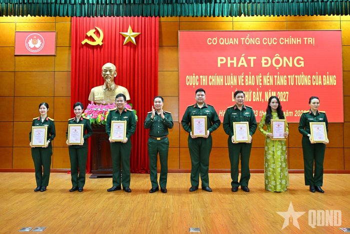 Thiếu tướng Trần Ngọc Anh trao thưởng tặng các tác giả, đại diện nhóm tác giả đoạt giải A và B cấp toàn quân. 