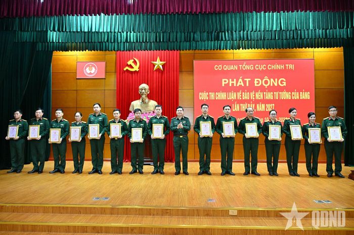 Trung tướng Bùi Công Chức, Cục trưởng Cục Tổ chức trao thưởng tặng các tác giả, đại diện nhóm tác giả đoạt giải C cấp toàn quân. 