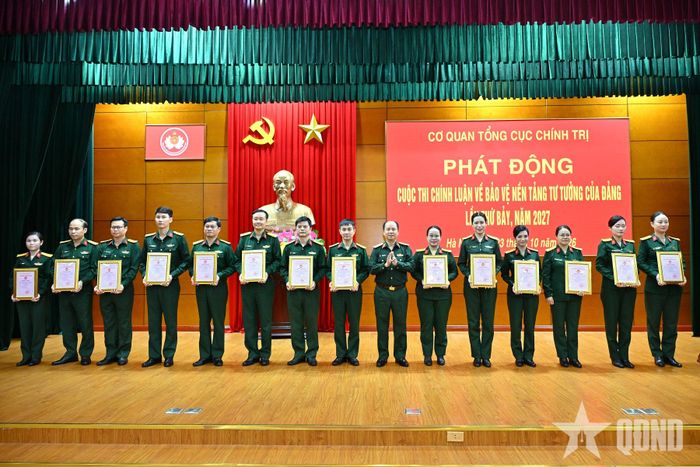 Thiếu tướng Nhâm Cao Thành, Tổng Biên tập Tạp chí Quốc phòng toàn dân trao thưởng tặng các tác giả, đại diện nhóm tác giả đoạt giải Khuyến khích cấp toàn quân.