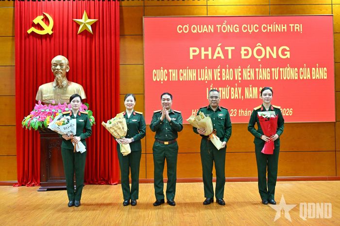  Thiếu tướng Trần Ngọc Anh chúc mừng các tác giả, đại diện nhóm tác giả đoạt giải cấp toàn quốc.