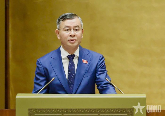  Bộ trưởng Bộ Tài chính Ngô Văn Tuấn báo cáo tại Quốc hội. Ảnh: TRỌNG HẢI