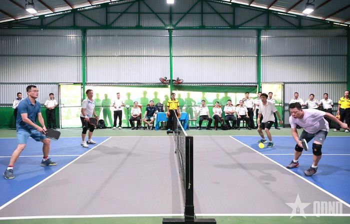 Thủ trưởng Bộ tư lệnh Vùng 3 Hải quân và chỉ huy các cơ quan, đơn vị tranh tài ở nội dung Pickleball.