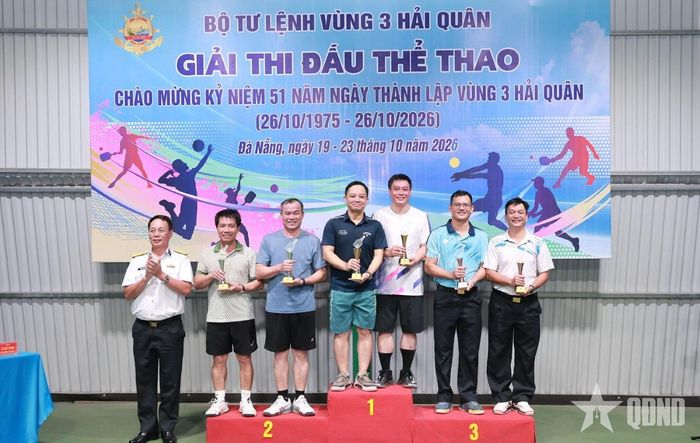  Ban tổ chức trao giải cho các đội đạt thành tích cao ở nội dung Pickleball đôi nam. 