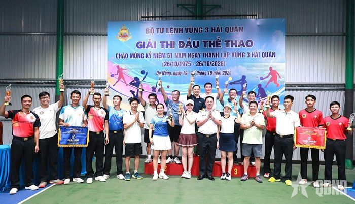  Các vận động viên chụp ảnh lưu niệm tại chương trình bế mạc. 