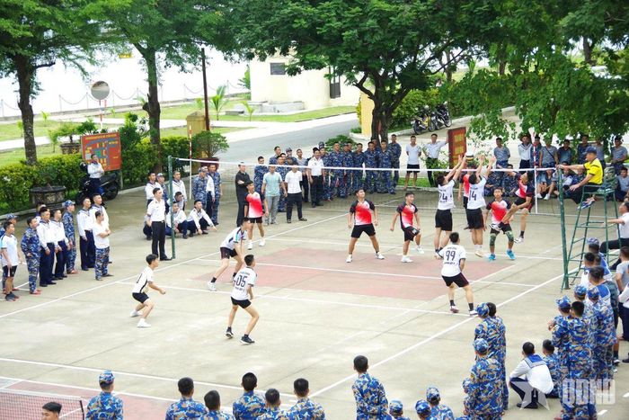 Các vận động viên thi đấu quyết tâm, cống hiến nhiều pha bóng đẹp mắt ở nội dung bóng chuyền nam.