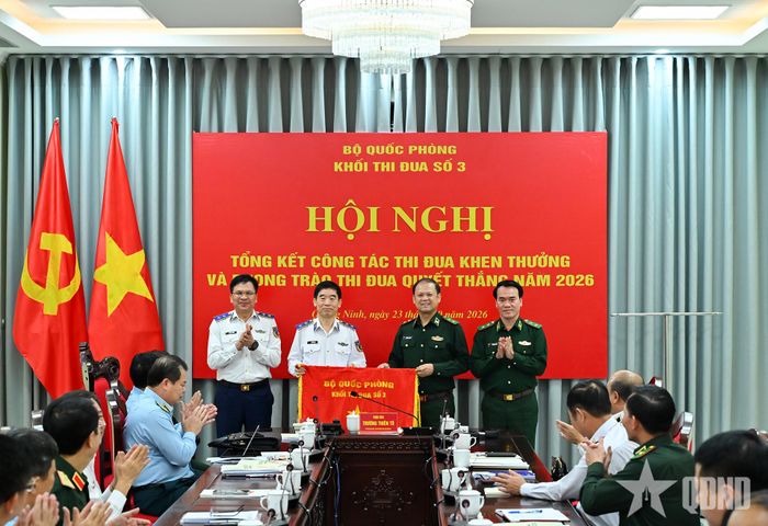  Lãnh đạo Bộ đội Biên phòng trao cờ luân lưu cho lãnh đạo Cảnh sát biển Việt Nam - đơn vị Khối trưởng Khối thi đua số 3 Bộ Quốc phòng năm 2027. 