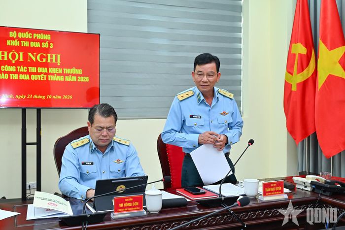  Trung tướng Trần Ngọc Quyến, Bí thư Đảng ủy, Chính ủy Quân chủng Phòng không - Không quân phát biểu tại hội nghị.