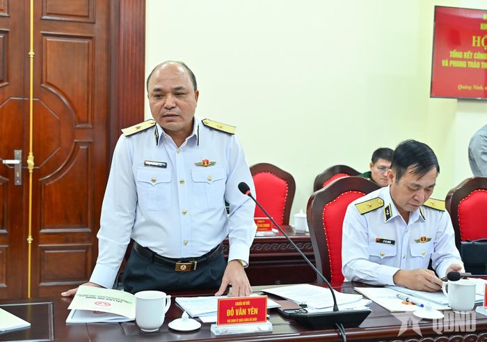 Chuẩn đô đốc Đỗ Văn Yên, Phó chính ủy Quân chủng Hải quân phát biểu tại hội nghị.