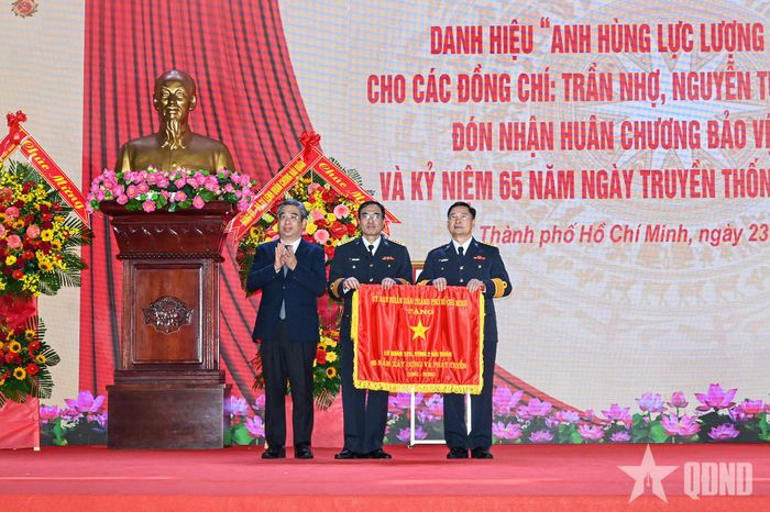 Dịp này, UBND TP Hồ Chí Minh tặng cờ truyền thống cho Lữ đoàn 125. 