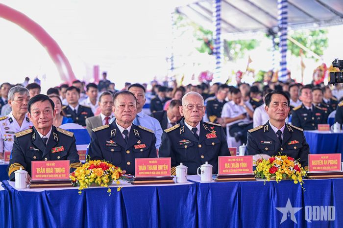 Các đại biểu tham dự buổi lễ.