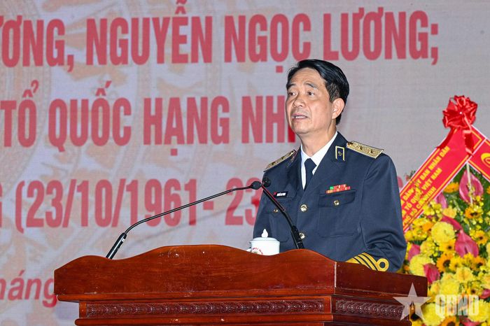 Phó đô đốc Nguyễn An Phong, Bí thư Đảng ủy, Chính ủy Quân chủng Hải quân phát biểu tại buổi lễ. 