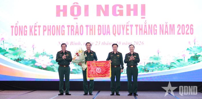  Bộ tư lệnh Quân khu 4 nhận cờ luân lưu khối trưởng từ Bộ tư lệnh Quân khu 3.  
