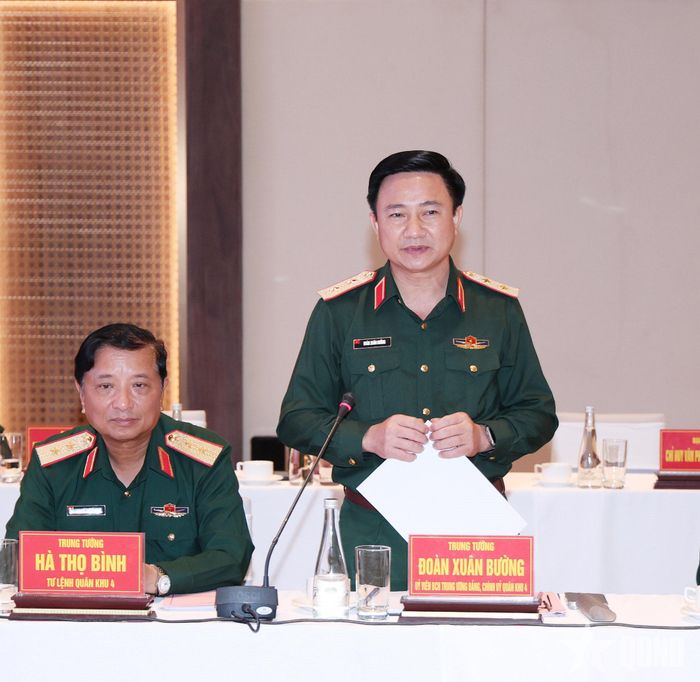 Trung tướng Đoàn Xuân Bường, Ủy viên Trung ương Đảng, Chính ủy Quân khu 4 phát biểu tại hội nghị. 