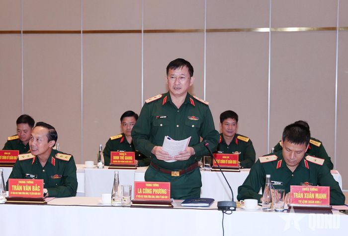 Trung tướng La Công Phương, Ủy viên Trung ương Đảng, Chính ủy Quân khu 1 phát biểu tại hội nghị. 