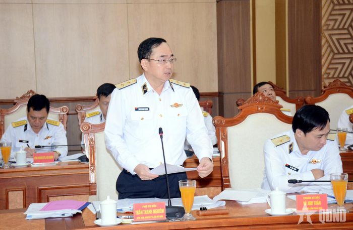 Phó đô đốc Trần Thanh Nghiêm, Ủy viên Trung ương Đảng, Tư lệnh Quân chủng Hải quân phát biểu làm rõ nhiều nội dung tại buổi làm việc.