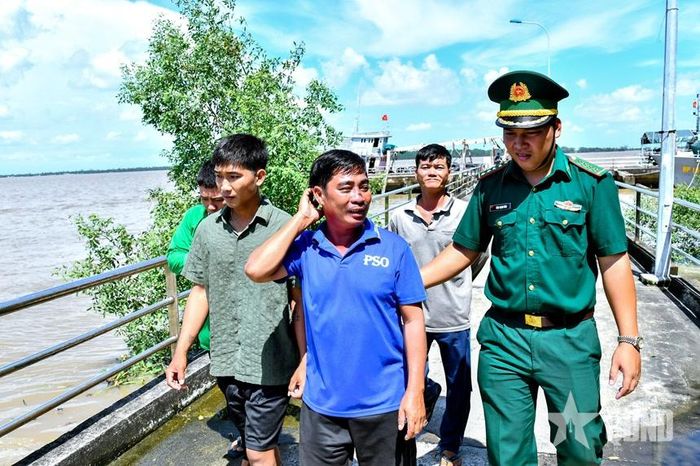  Cán bộ Trạm Kiểm soát Biên phòng Trần Đề, Đồn Biên phòng Trung Bình (Ban chỉ huy Bộ đội Biên phòng TP Cần Thơ) tiếp nhận 4 ngư dân.  