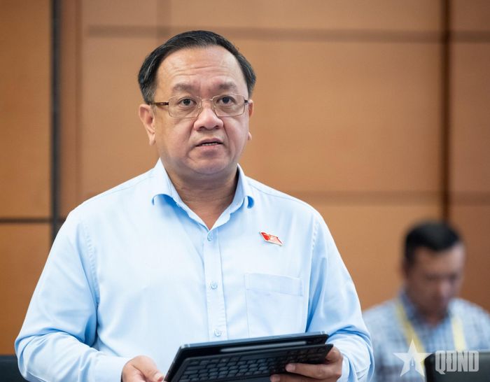 Thiếu tướng Nguyễn Thành Trung, Chính ủy Bộ tư lệnh Thành phố Hồ Chí Minh (đoàn TP Hồ Chí Minh) phát biểu thảo luận tại tổ. Ảnh: TRỌNG HẢI