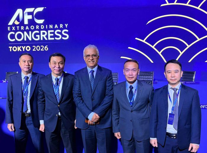 Đoàn đại biểu VFF cùng Chủ tịch AFC Shaikh Salman bin Ebrahim Al Khalifa (giữa) tại Đại hội. Ảnh: VFF