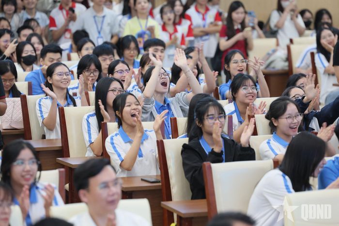 Sinh viên Trường Đại học Kinh tế - Kỹ thuật Công nghiệp tham gia tìm hiểu về sử dụng năng lượng tiết kiệm, hiệu quả.